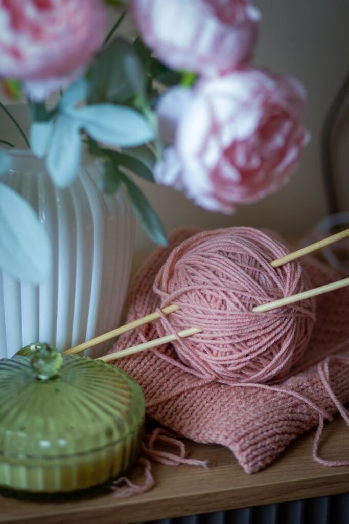 O firmie A Pink Ball Of Yarn And Knitting Needles 27979346 683x1024